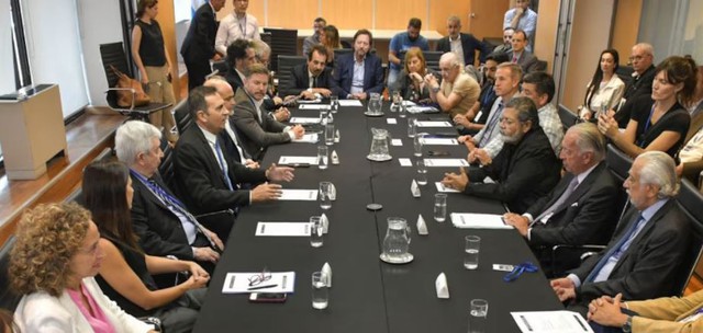 Tras descartar un paro general, miembros de la CGT se reunieron con el Gobierno