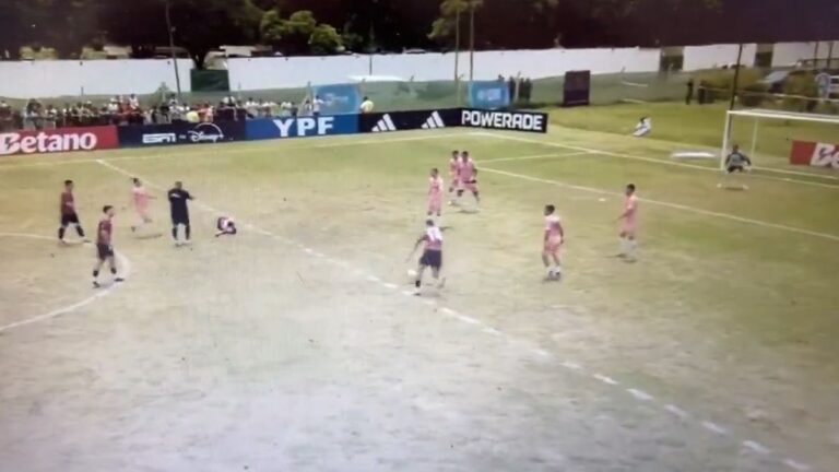 Conmoción en la Copa Portero: el futbolista Nicolás Bertolo cayó inconsciente tras un choque