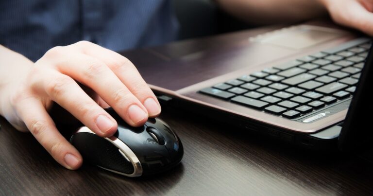 Zapatillas, Play5 y electrónica: cómo comprar online en el exterior y qué se deja de pagar