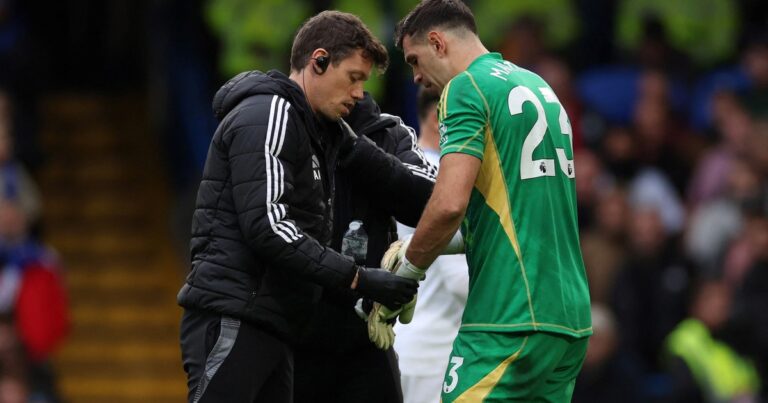 Qué tiene Dibu Martínez luego de haber pedido el cambio por lesión en el último Aston Villa vs. Chelsea?