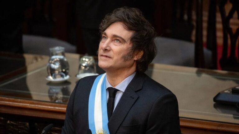 Por qué Javier Milei firmó un decreto para salir del país