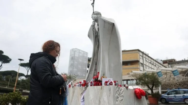 El Papa pasó una noche tranquila y está descansando