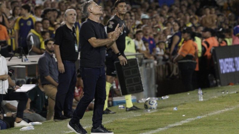 Central: de cara a Boca, el técnico Ariel Holan piensa qué hacer con la derecha