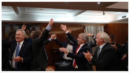 Milei festeja la salida del cepo y descarta que le pase lo mismo que a Macri