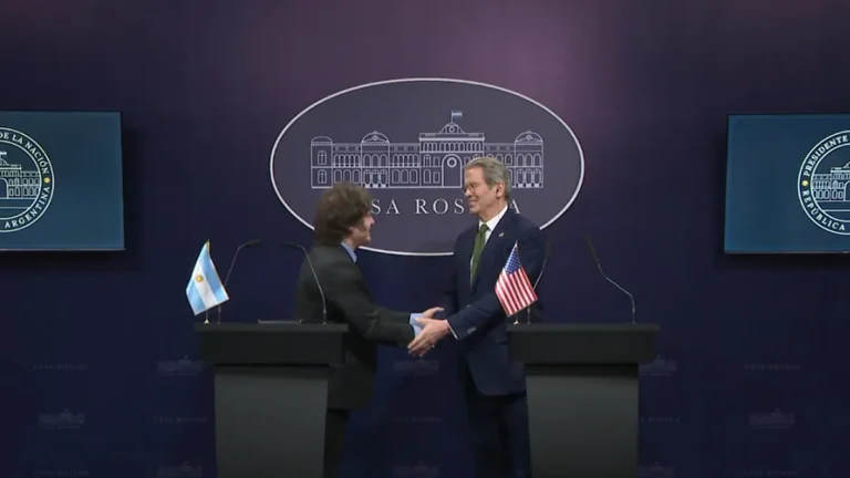 Día 1 del acuerdo con el Fondo: Milei devaluó un 12% y las reservas bajaron U$D 421 millones