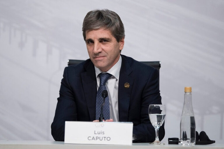 Caputo se agrandó con el comportamiento inicial del dólar y quiere que le pidan disculpas