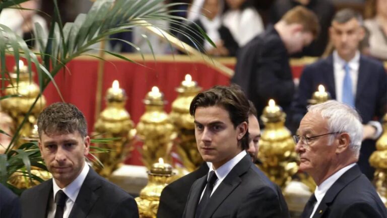 Cuatro jugadores de la Scaloneta despidieron al papa Francisco en la Basílica San Pedro