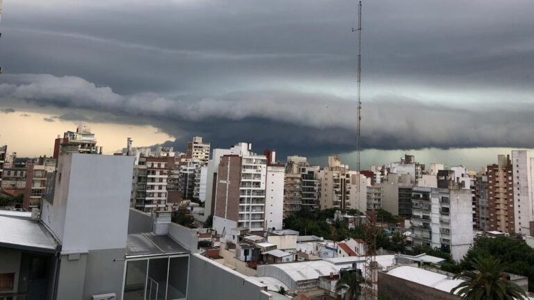Anuncian un brusco descenso de temperatura para Rosario, pero descartan un posible ciclón