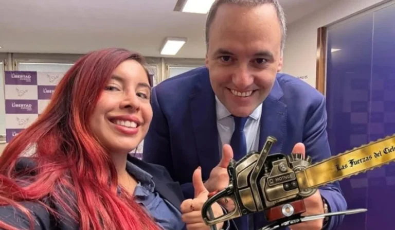 Adorni llevó a una tiktoker libertaria en la comitiva que viajó a despedir a Francisco