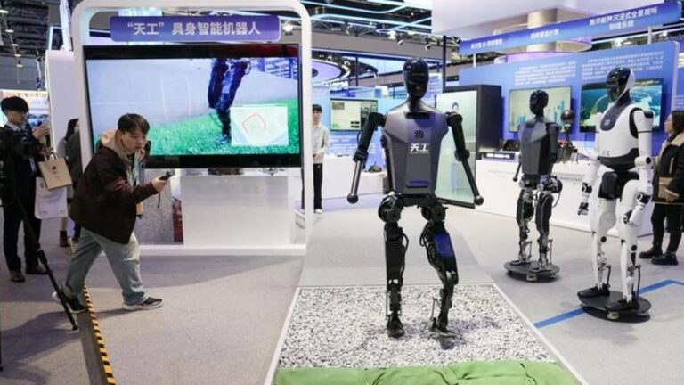 Los robots humanoides chinos ya realizan tareas propias de los empleados de comercio