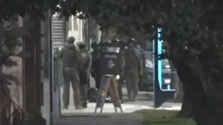 Un policía porteño mató a la novia de su ex y se atrincheró en un gimnasio de Moreno