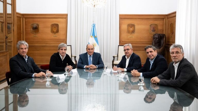 Un gobernador peronista fue el primero en firmar el convenio del plan dólares del colchón