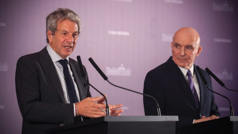 El Gobierno presentó el proyecto de Inocencia Fiscal para impulsar el uso de «dólares del colchón»
