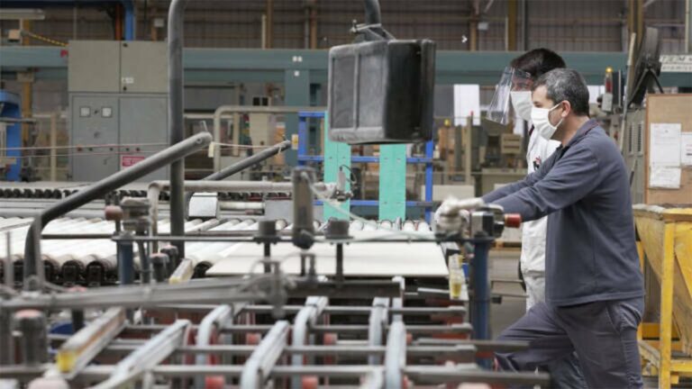 La producción industrial mostró una pequeña suba que no despeja la crisis