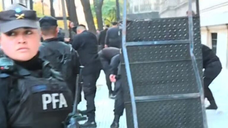 Vallaron el Palacio de Tribunales mientras los jueces de la Corte Suprema están reunidos