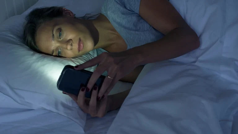 Desconectarse para dormir: el desafío del sueño en la era digital