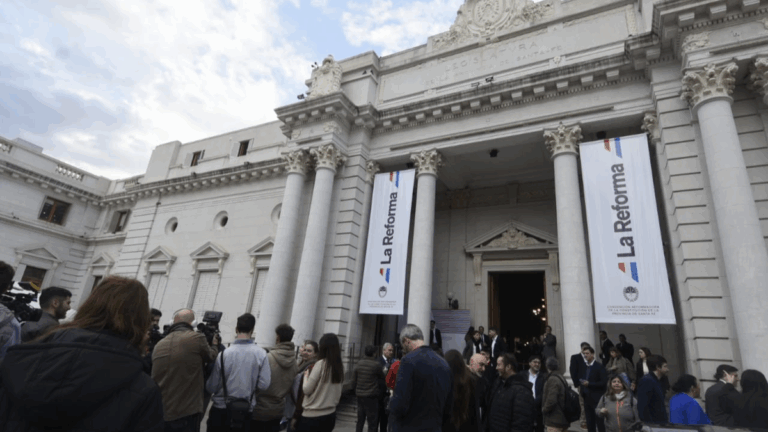 Tras negociaciones contrarreloj y una baja inesperada, comenzó la Convención constituyente