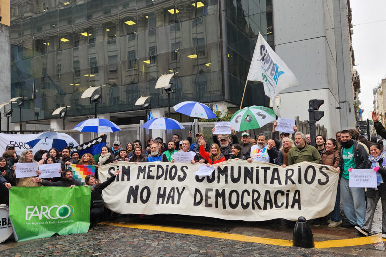 Fuerte protesta frente al Enacom: La comunicación está en emergencia