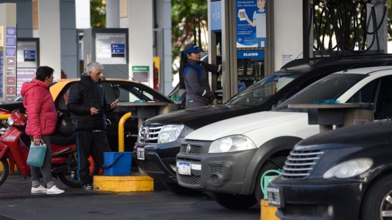 Vuelve a aumentar el precio de los combustibles desde este domingo: cuánto cuesta un litro de nafta en Rosario