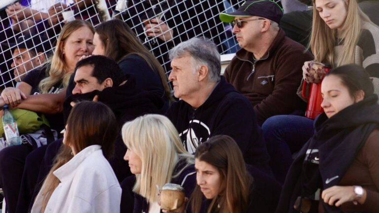 El Tata Martino hoy es el hincha número uno de Argentino y está en la tribuna del Olaeta