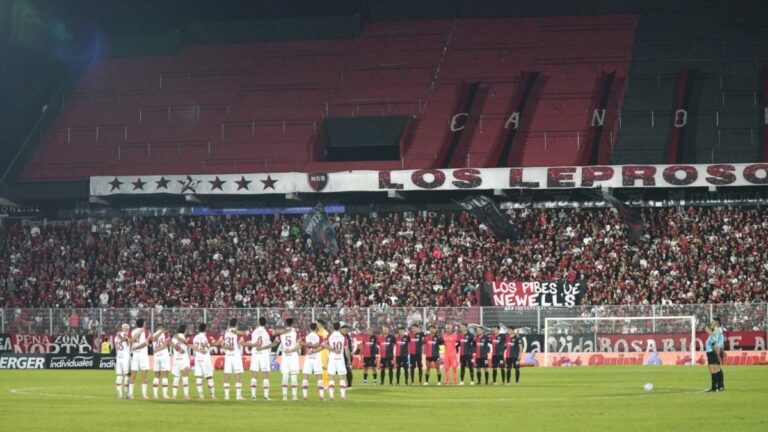 Se unen los dos colosos en Newell’s: se abre la tribuna Lionel Messi y enfrente aplaude Maradona