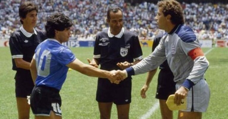 Subastan el buzo gris que usó Peter Shilton el día en que Diego Maradona inmortalizó «la mano de Dios» y dibujó el «gol del siglo»