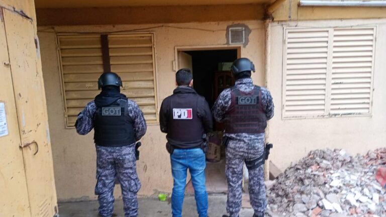 Guerra de bandas narco: la policía allanó departamentos de los Fonavi de zona oeste