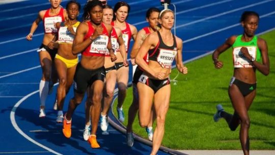 Estados Unidos restringe la participación de mujeres trans en las competencias femeninas: fuerte impacto en la comunidad LGBTQ+