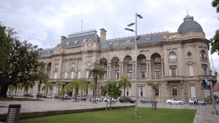 Hay asueto administrativo el día de la asunción de Perotti?