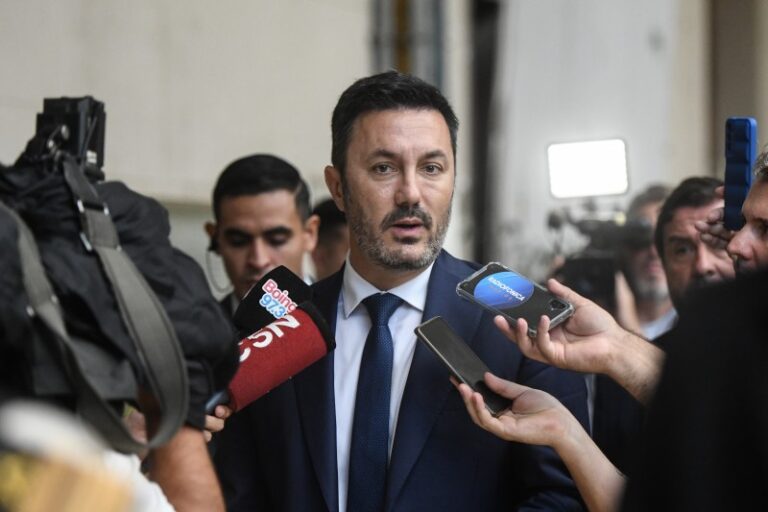 En crisis con Petri, la empresa constructora de la Armada  realiza un paro por primera vez en su historia