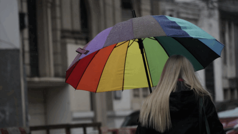 Galeria de fotos de un domingo lluvioso en Rosario: repartidores, paraguas y paseos