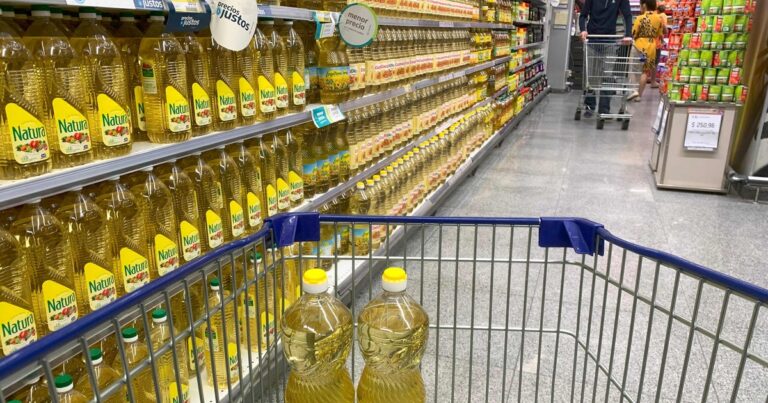 Tras el salto del dólar, llegan aumentos de precios a las góndolas pero los supermercados se resisten a aplicarlos