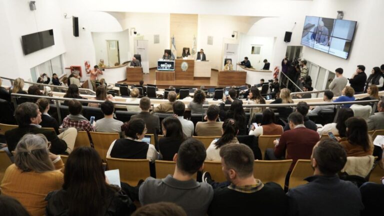 Autonomía en el Concejo: 145 oradores, un cronómetro y la arenga de no pedir permiso