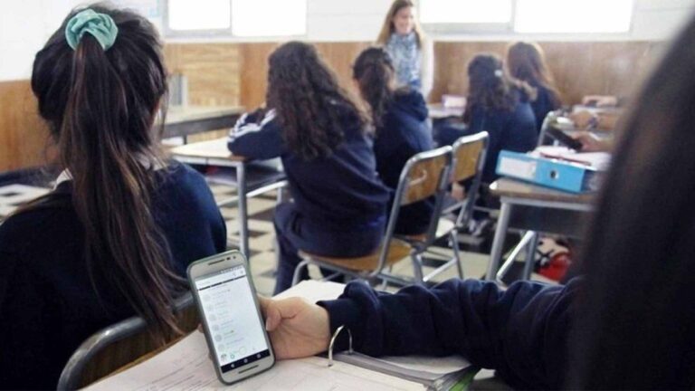 Proponen regular el uso de celulares en las escuelas y que haya recreos libres de pantallas