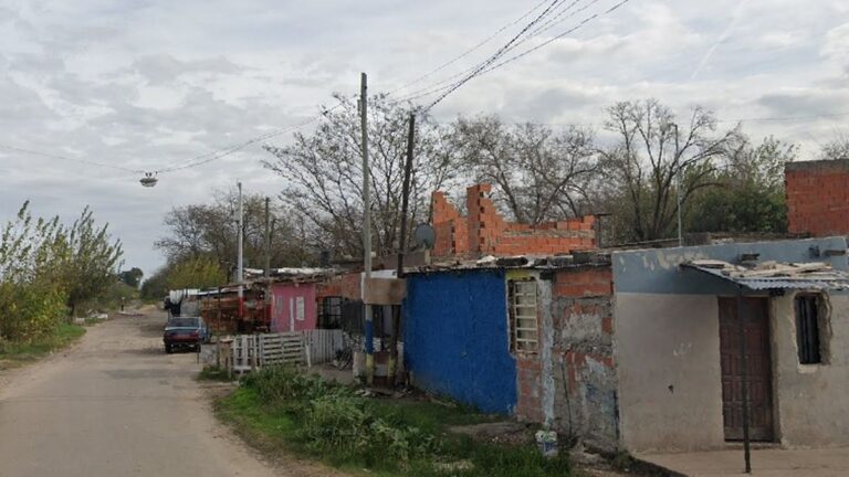 Ataque a tiros en la zona oeste: golpearon la puerta de su casa y cuando atendió le dispararon