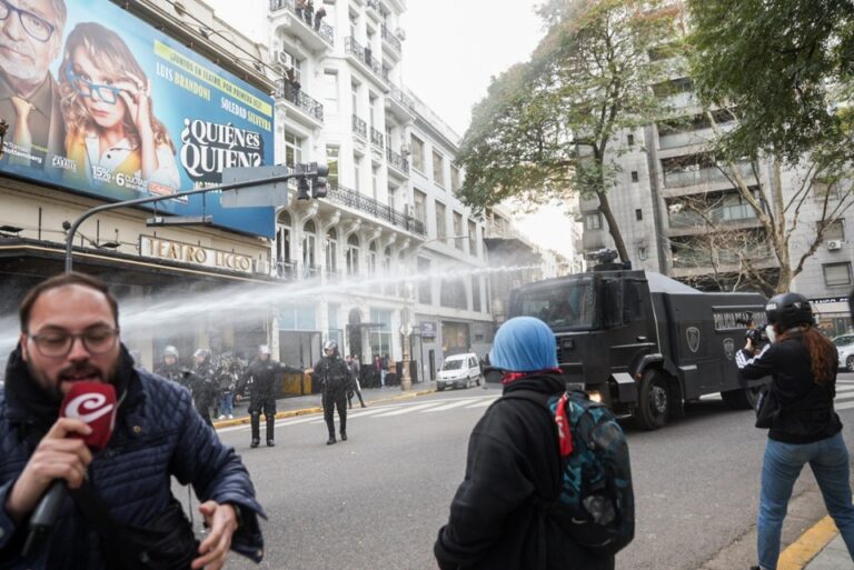 Dura represión policial contra trabajadores de prensa en el Congreso