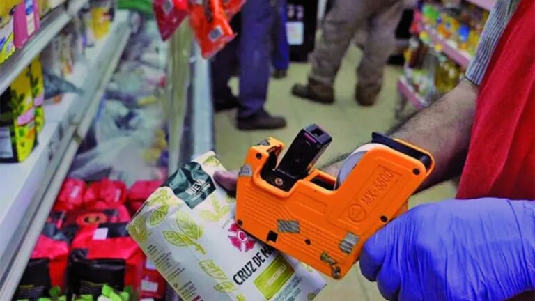 El Gobierno reconoce que el salto en el dólar impactará en precios y espera una suba de la inflación