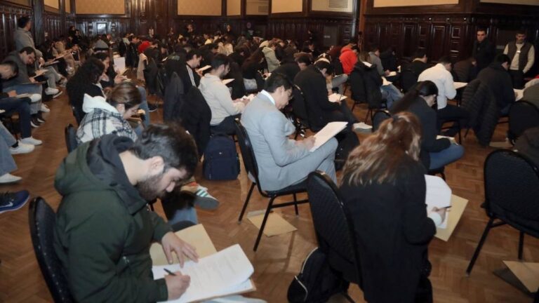 Residencias médicas: los estudiantes de la UNR que volvieron a rendir no pudieron revalidar su nota