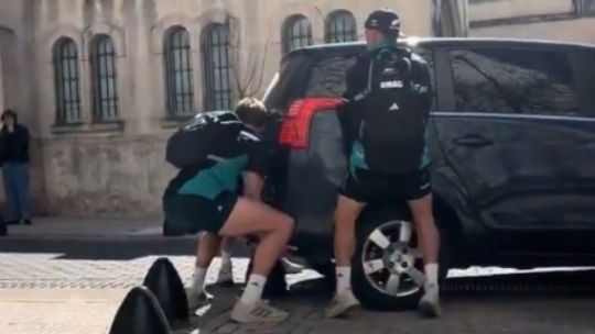 Scrum en la vereda: jugadores de los All Blacks levantaron un auto para resolver un incidente de tránsito en Buenos Aires