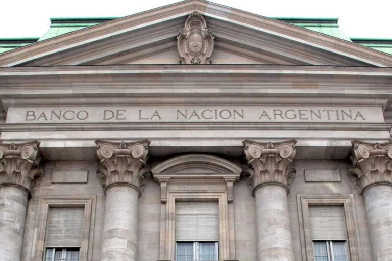 Caputo anunció una línea de créditos en dólares del BNA para desarrollos inmobiliarios