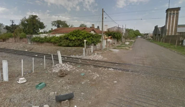San Lorenzo: una mujer fue arrollada por un tren y está grave cuando intentó salvar a su mascota que había quedado sobre las vías