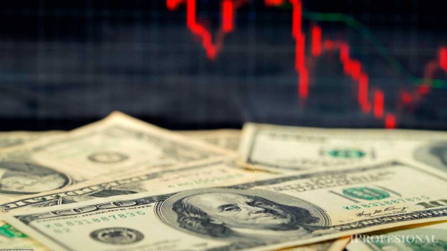 Efecto supertasas: el dólar oficial cayó otros $15 y el mayorista perforó los $1.300