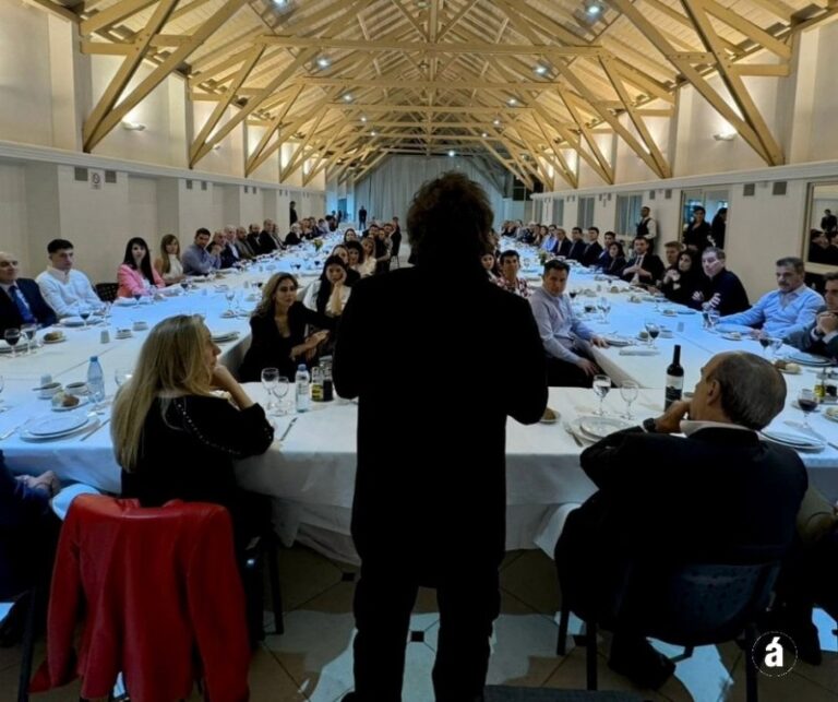 Milei humilló a los diputados del PRO: les hizo ver la nueva de Francella y pidió empanadas recién a la medianoche