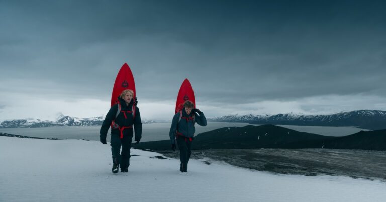 La última aventura de los Gauchos del Mar, con la voz en off de Ricardo Darín: surfear en la Antártida, un desafío para proteger la tierra de todos