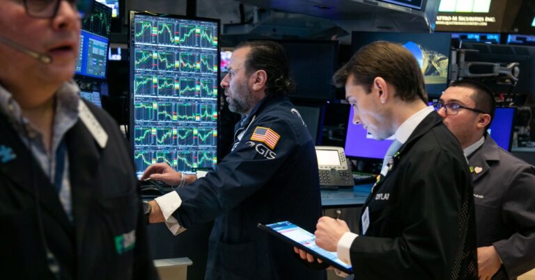 Las acciones se recuperaron y el dólar mantuvo la calma