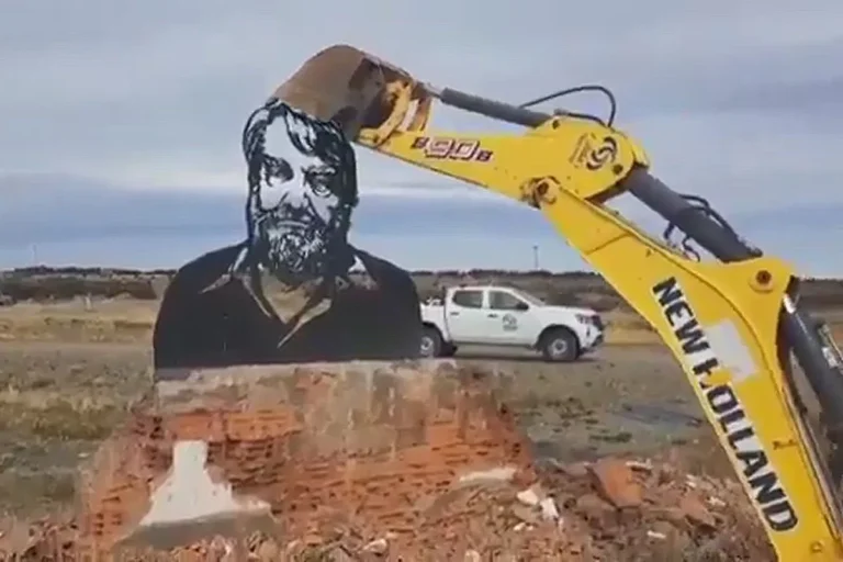 A seis meses de la destrucción del monumento a Osvaldo Bayer, la familia denuncia un nuevo ataque a su memoria