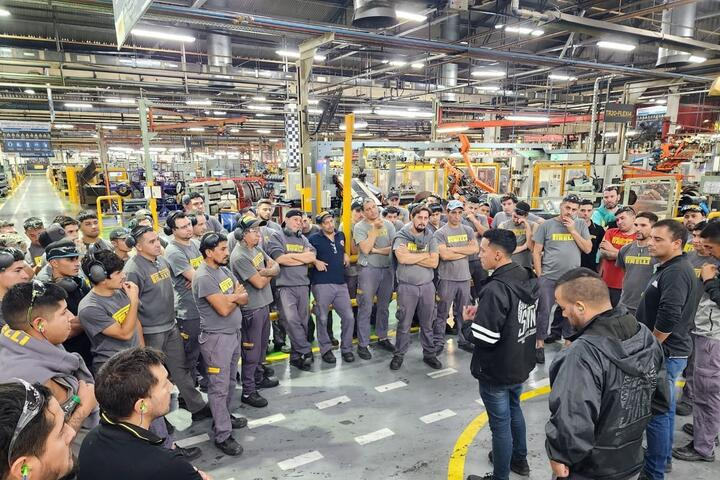 La empresa Pirelli anunció que continúa la reducción de su planta y evalúan tercerizar sectores