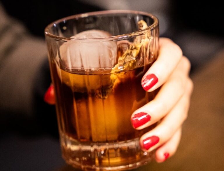 Un especialista pone en duda que el alcohol ayude a dormir mejor: Te da sed y sudoración