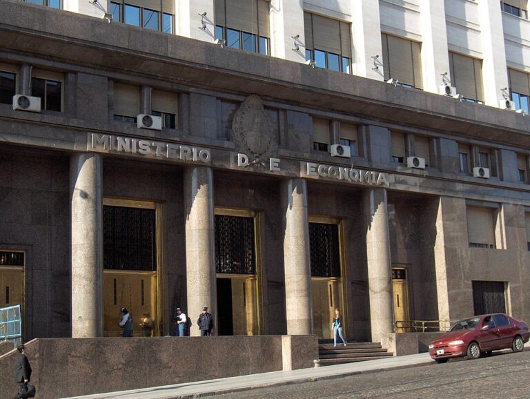 Otra provocación de Milei: recortó $500.000 millones en Educación, Niñez y otros sectores