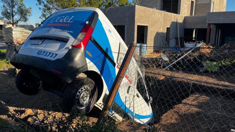 Los imputaron por robar una ambulancia y terminar adentro de una pileta en Funes